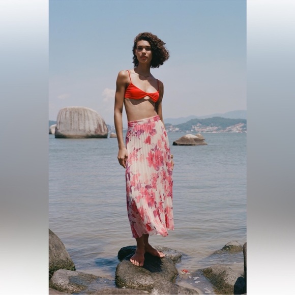 Flyer Auctioning Tons of Zara, MAC Cosmetics, Michael Kors, Coach,Skims - Picture 12 of 16